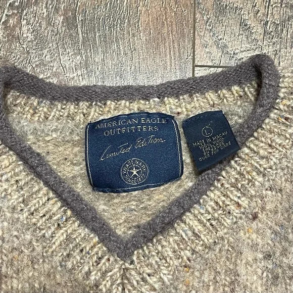 American Eagle Outfitters Women's V-Neck Heathered Cream Sweater - Picture 2 of 4